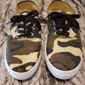 Sole Mates camo sneaker size 9